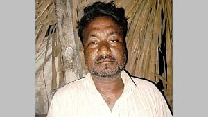 রাস্তায় ছিটকে পড়া মাছ তুলতে গিয়ে প্রাণ গেল ব্যবসায়ীর
