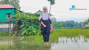 বৃষ্টিতে স্কুলে যেতে দুর্ভোগ