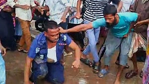 মবের উল্লাস ও আইনের শাসন: শাঁখের করাতে পুলিশ