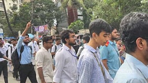 শিক্ষামন্ত্রীর পদত্যাগ চেয়ে সচিবালয় অভিমুখে পরীক্ষার্থীদের 'লংমার্চ'