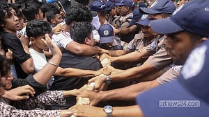 শিক্ষামন্ত্রীর পদত্যাগ দাবিতে বিক্ষোভ