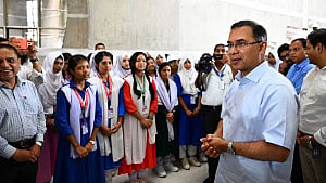 সংসদ অধিবেশনে আসা শিক্ষার্থীদের সঙ্গে দেখা করলেন প্রধানমন্ত্রী