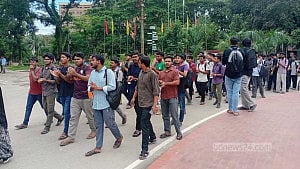 খাবারের মান নিয়ে কথা বলায় মারধর: শাবি শিক্ষার্থীদের বিক্ষোভ তৃতীয় দিনে