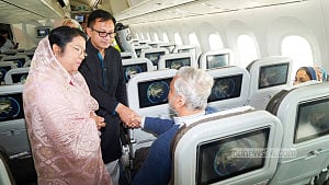 ম্যানচেস্টার থেকে সরাসরি সিলেটে এল ফ্লাইট, যাত্রীদের ফুলেল শুভেচ্ছা