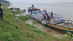 টাঙ্গাইলে যমুনা নদী রক্ষা বাঁধে ধস, জিও ব্যাগ ফেলে ঠেকানো চেষ্টা