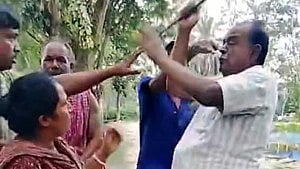 টাঙ্গাইলে নারীসহ কয়েকজনকে পেটালেন ইউপি চেয়ারম্যান, ভিডিও ভাইরাল