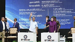 প্রধানমন্ত্রীকে পেয়ে অভাব-অভিযোগ শোনালেন ডিএমসির চিকিৎসক-শিক্ষার্থীরা