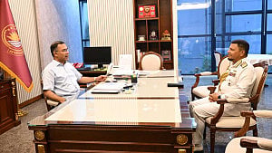 প্রধানমন্ত্রীর সঙ্গে বিদায়ী নৌবাহিনী প্রধানের সাক্ষাৎ