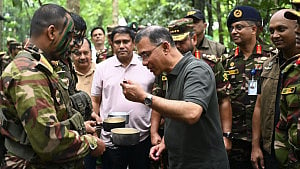 বাবুগঞ্জের জঙ্গলে সেনাবাহিনীর মহড়ায় প্রধানমন্ত্রী