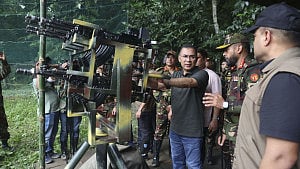 PM tours Army’s jungle exercise