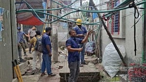 টঙ্গীর ‘হাজীর মাজার বস্তি’তে যৌথ অভিযান, অবৈধ সংযোগ বিচ্ছিন্ন