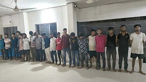 টঙ্গীতে মাদকবিরোধী অভিযানে পুলিশের গাড়িতে ‘হামলাচেষ্টা’, সাউন্ড গ্রেনেড নিক্ষেপ