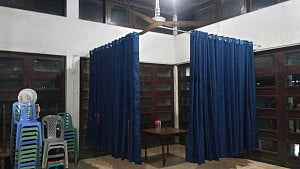 টিএসসি ক্যাফেটেরিয়ায় পর্দা ঘিরে নারীদের আলাদা বসার ব্যবস্থা, সমালোচনা