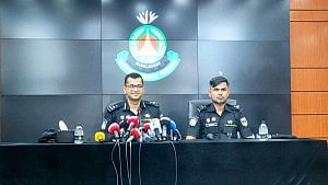 উত্তরায় ছিনতাইকারী ধুরে কুল পাচ্ছে না র‌্যাব