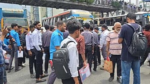 ‘লংমার্চ’: উত্তরায় সড়ক আটকে পরীক্ষার্থীদের অবস্থান