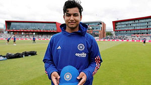 অবশেষে অভিষেক, টেন্ডুলকারের রেকর্ড এখন সুরিয়াভানশির