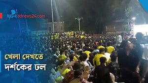 রাজশাহীতে ফুটবল বিশ্বকাপ দেখতে বড় পর্দার সামনে ভিড়