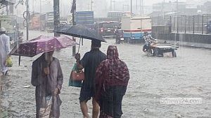 বৃষ্টির পানিতে ডোবা রাস্তায় চলাচলে সাবধানতা