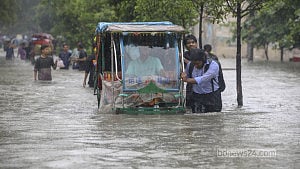 পানির নিচে ঢাকার সড়ক