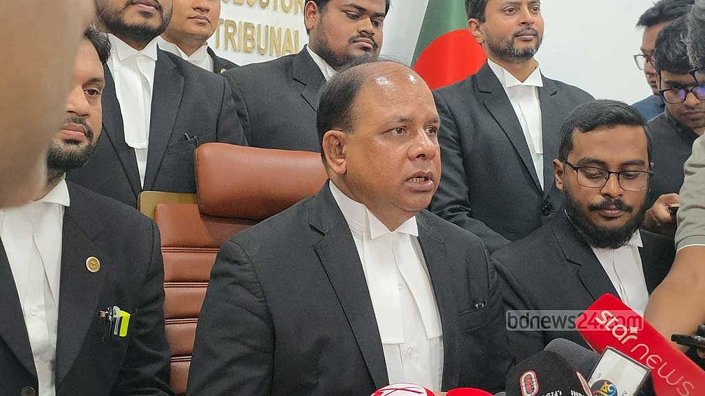 আন্তর্জাতিক অপরাধ ট্রাইব্যুনালের আদেশের পর ব্রিফিংয়ে আসেন ট্রাইব্যুনালের প্রধান কৌঁসুলি মো. আমিনুল ইসলাম।