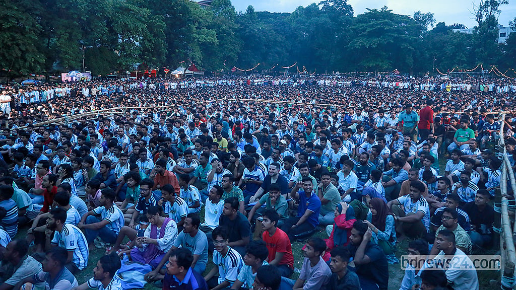 মুদ্রণ-পুঁজিবাদ’ ও আধুনিক মিডিয়ার কল্যাণে গড়ে ওঠা ‘কল্পিত সম্প্রদায়’-এর এক জীবন্ত রূপ বাংলাদেশের ফুটবল ফ্যান্ডম। কোনো রাজনৈতিক বা ভৌগোলিক স্বার্থ ছাড়াই যা মানুষকে এক অদৃশ্য বন্ধনে জড়ায়। ছবি: শামছুল হক রিপন