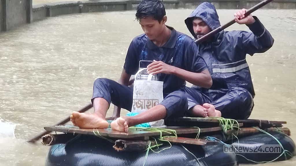 বান্দরবান শহরের ইসলামপুর এলাকার প্রবেশমুখে এখনও বুকসমান পানি।