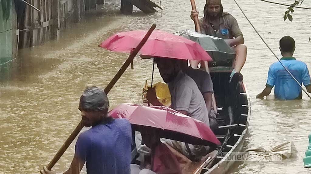 শহরের আর্মিপাড়া এলাকাতেও নৌকায় করে চলাচল করছেন স্থানীয়রা।