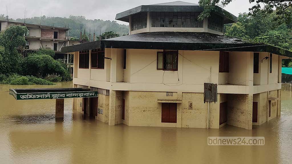 এখনও অর্ধেক পানিতে ডুবে আছে বান্দরবান অফিসার্স ক্লাব।