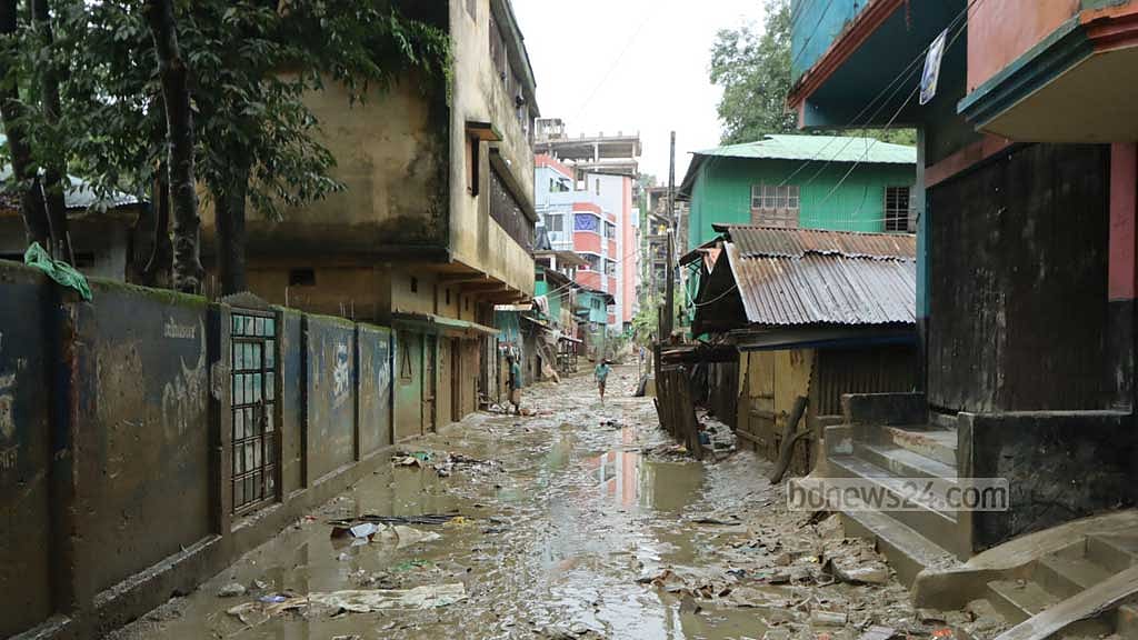 শহরে আর্মিপাড়া এলাকায় বন্যার পানি নামার পর কাদামাখা সড়ক।