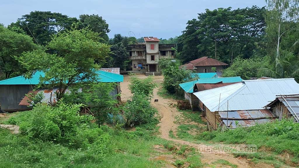 বান্দরবান সদর উপজেলার টংকাবতি ইউনিয়নে এই পাড়ার নাম পূর্ণচন্দ্র ম্রো পাড়া। টিনের ছাউনি ঘরগুলো মাঝখানের বিল্ডিংটাই পূর্ণচন্দ্র ম্রোর বাড়ি।