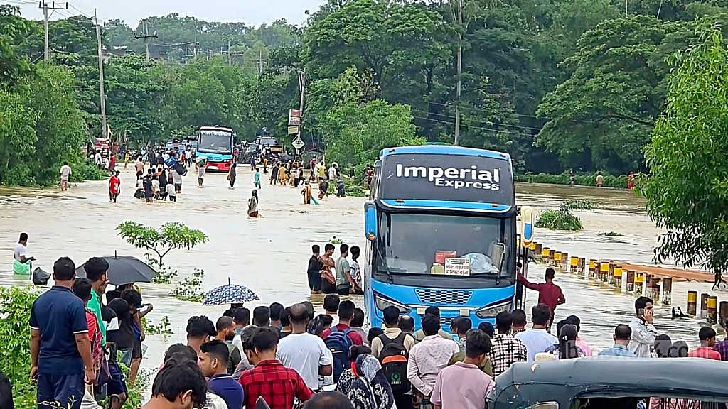 বৃহস্পতিবার সকালে বান্দরবানের প্রবেশমুখ চট্টগ্রামের সাতকানিয়া বাজালিয়া এলাকার পরিস্থিতি।  