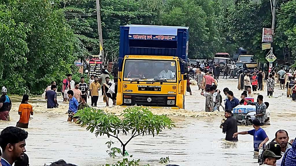 বৃহস্পতিবার সকালে বান্দরবানের প্রবেশমুখ চট্টগ্রামের সাতকানিয়া বাজালিয়া এলাকার পরিস্থিতি।  