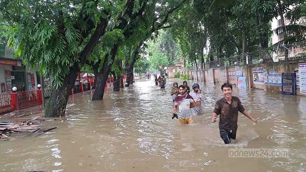 বৃহস্পতিবার দুপুর পর্যন্ত বান্দরবান শহরে বালাঘাটা পুলিশ লাইন এলাকায় পানি ছিল।