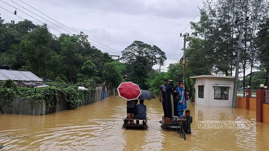 বৃহস্পতিবার বিকাল পর্যন্ত বান্দরবান শহরের ব্রিগেড এলাকা পানিতে থইথই করছিল। 