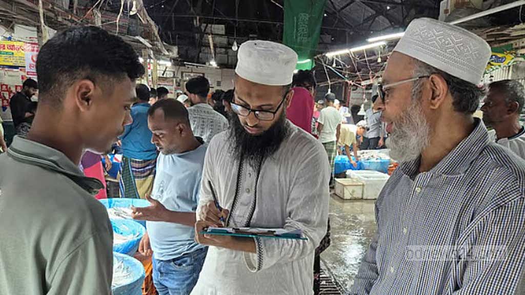 বিশেষজ্ঞ দল চাঁদপুর বড় স্টেশন মাছঘাটে ইলিশ ব্যবসায়ী, আড়তদার, জেলে ও ক্রেতাদের সঙ্গে কথা বলেন।