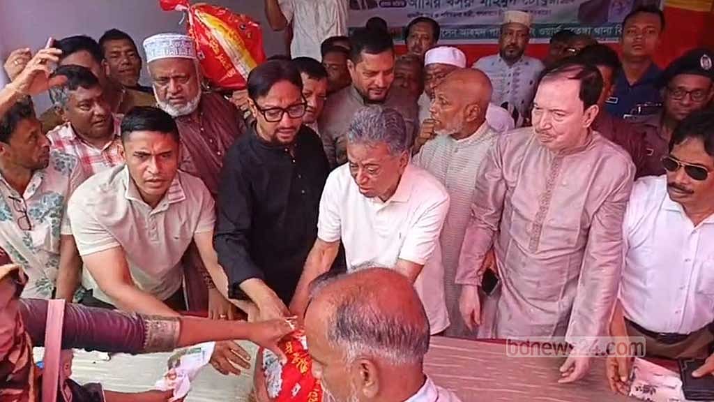 অর্থমন্ত্রী আমির খসরু মাহমুদ চৌধুরী শুক্রবার চট্টগ্রাম নগরীর পতেঙ্গায় বন্যার্তদের মাঝে ত্রাণ বিতরণ করেন। 
