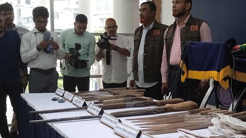 চট্টগ্রামের পটিয়া উপজেলার কেলিশহর ইউনিয়ন থেকে উদ্ধার করা অস্ত্র। ছবি: বিডিনিউজ টোয়েন্টিফোর ডটকম