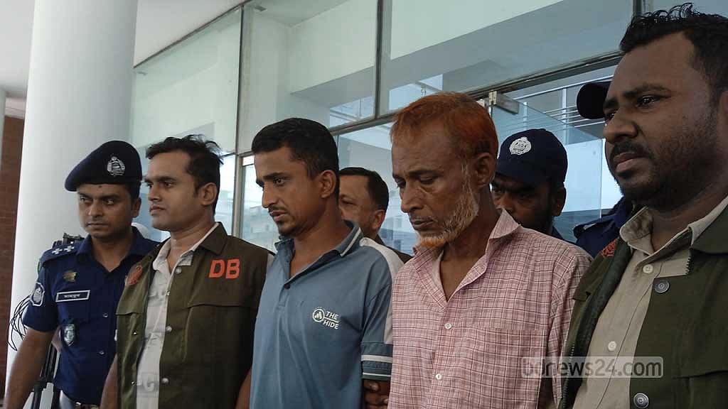 পটিয়া উপজেলার কেলিশহর ইউনিয়ন থেকে অস্ত্রসহ গ্রেপ্তার দুজন। ছবি: বিডিনিউজ টোয়েন্টিফোর ডটকম