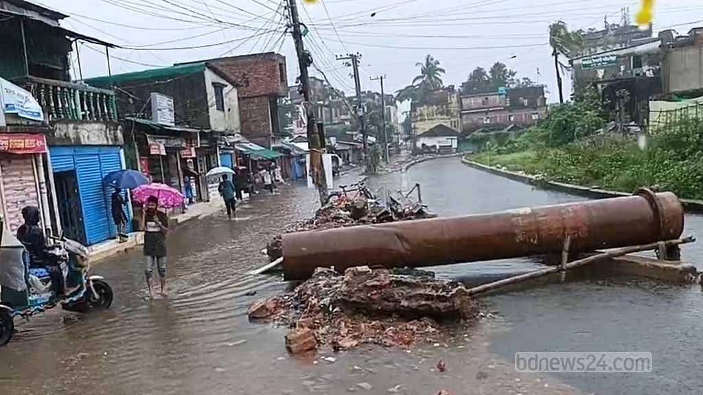 নগরীর চান্দগাঁও এলাকায় খালের পানি উপচে পাশের সড়কের উপর দিয়ে প্রবাহিত হচ্ছে। ছবি: বিডিনিউজ টোয়েন্টিফোর ডটকম