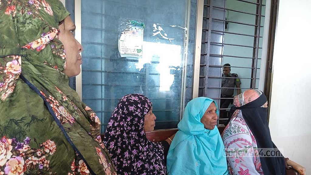 রায় ঘোষণার পর কান্নায় ভেঙে পড়েন আয়নীর পরিবারের সদস্যরা।