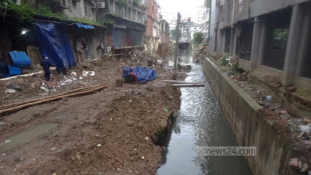 চট্টগ্রামের পাঁচলাইশ আবাসিক এলাকায় হিজরা খাল। ছবি: সুমন বাবু।