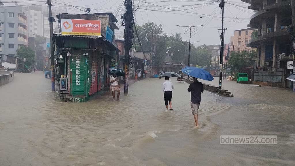 চট্টগ্রাম নগরীর কাপাসগোলায় মঙ্গলবার সকালে জলাবদ্ধতায় দুর্ভোগে পড়েন স্থানীয়রা। ছবি: সুমন বাবু
