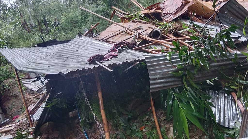চট্টগ্রামে টানা ভারি বৃষ্টির মধ্যে সীতাকুণ্ড উপজেলার জঙ্গল ছলিমপুর ছিন্নমূল এলাকায় পাহাড় ধসে ১০ মাসের একটি শিশুর মৃত্যু হয়।