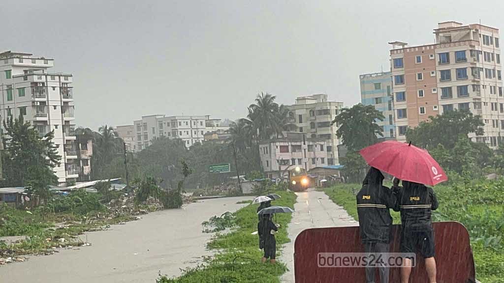 চট্টগ্রাম-কক্সবাজার রেলপথের ষোলশহর শমসের পাড়া অংশে জলমগ্ন রেললাইন। 
