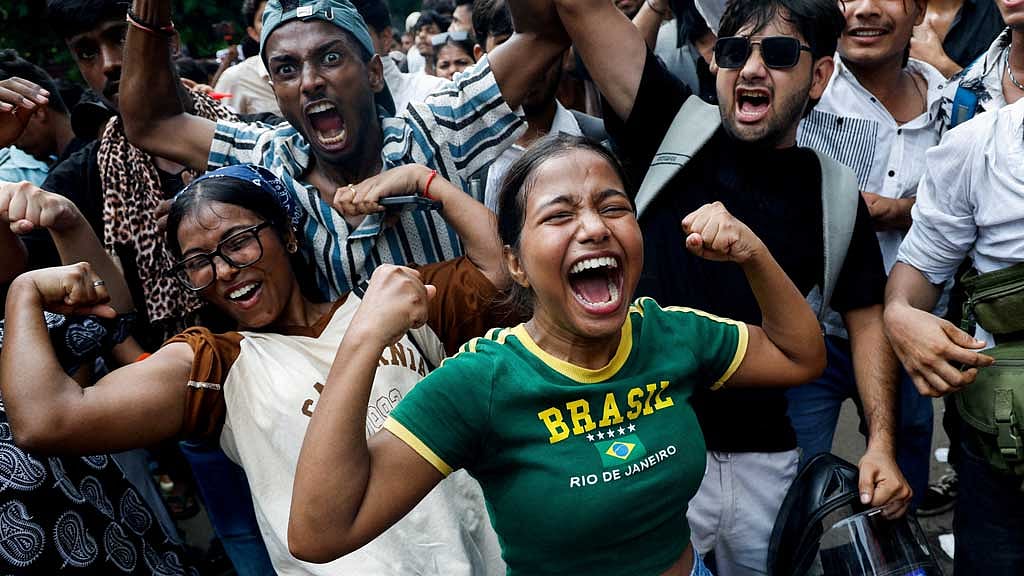 ধর্মেন্দ্র প্রধানের পদত্যাগের খবর শনিবার দুপুরে ছড়িয়ে পড়লে দিল্লিতে উল্লাসে ফেটে পড়েন সিজেপি সমর্থকরা। ছবি: রয়টার্স 