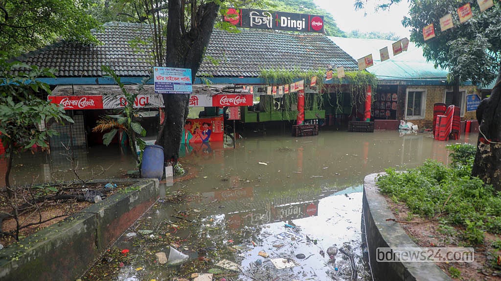 ঢাকায় বৃষ্টির পানিতে তলিয়ে যায় ধানমন্ডি লেকের আশপাশের অনেক দোকান।  