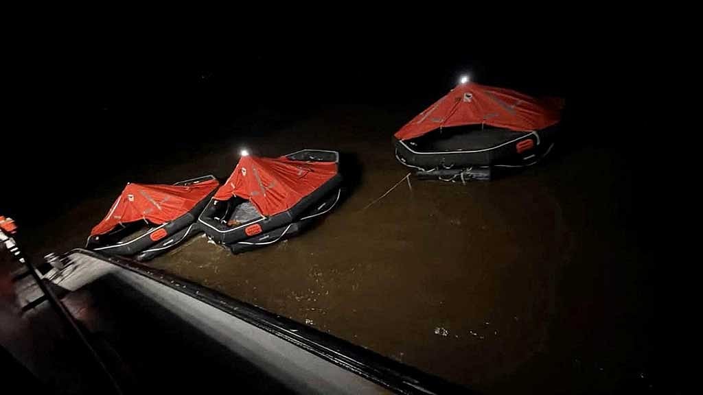গায়ানার উপকূলে যাত্রীবাহী একটি ফেরি ডুবে যাওয়ার পর অনুসন্ধান ও উদ্ধার অভিযানের জন্য আনা লাইফবোট। ছবি: রয়টার্স