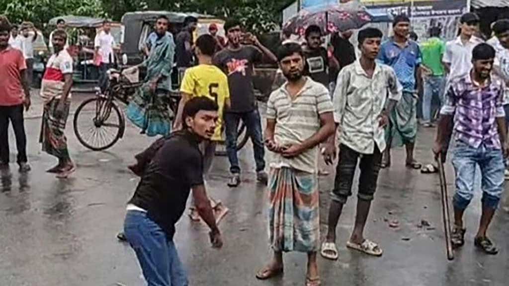 পুলিশ হেফাজতে আসামির মৃত্যুর গুজব ছড়িয়ে পড়লে স্থানীয় বিক্ষুব্ধ জনতা হামলা চালায়। ঘটনাটিকে দেশে গড়ে ওঠা নব্য ‘মব সংস্কৃতির’ বহিঃপ্রকাশ বলে অভিহিত করেছে বাংলাদেশ পুলিশ সার্ভিস অ্যাসোসিয়েশন। ছবি: ভিডিও থেকে