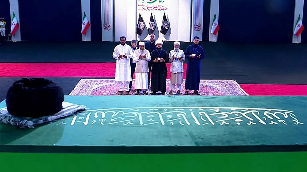 তেহরান সফররত জামায়াতে ইসলামী, জাতীয় নাগরিক পার্টি (এনসিপি), বাংলাদেশ খেলাফত মজলিসসহ রাজনৈতিক দলগুলোর প্রতিনিধিরা শুক্রবার ইরানের সর্বোচ্চ নেতা আয়াতুল্লাহ আলি খামেনির কফিনের সামনে দোয়া ও মোনাজাতে অংশ নেন।