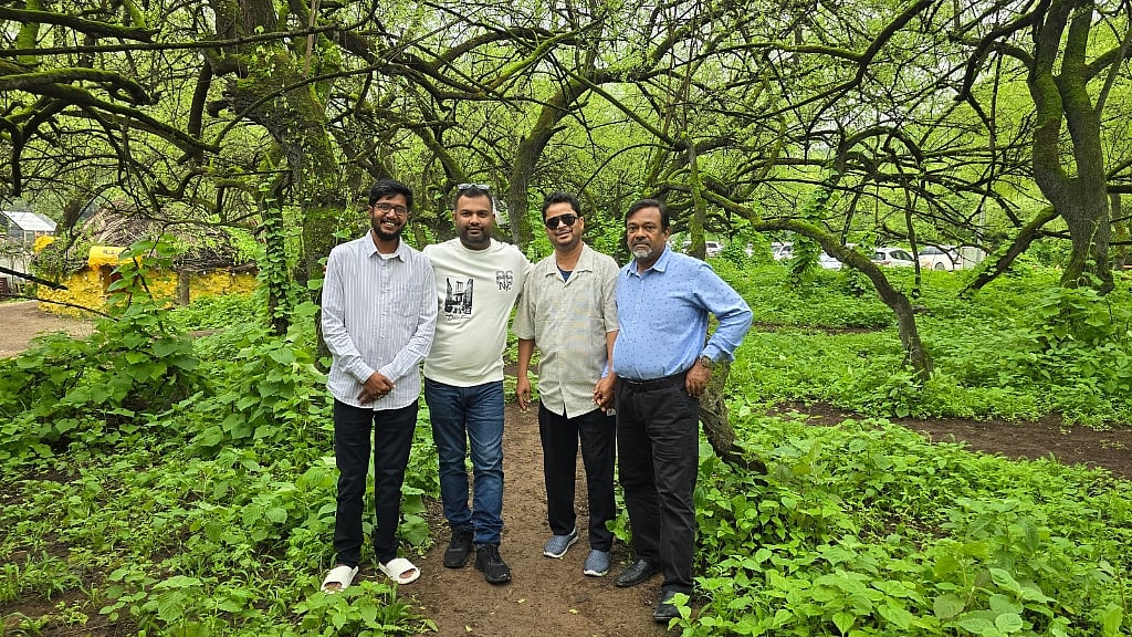 ভ্রমণসঙ্গীদের সঙ্গে লেখক (বাঁয়ে)।